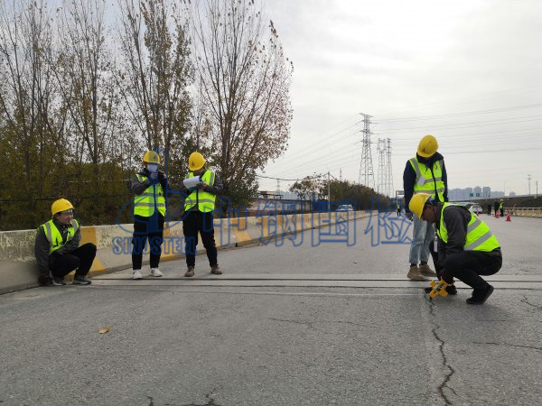 橋梁伸縮縫檢測現(xiàn)場圖